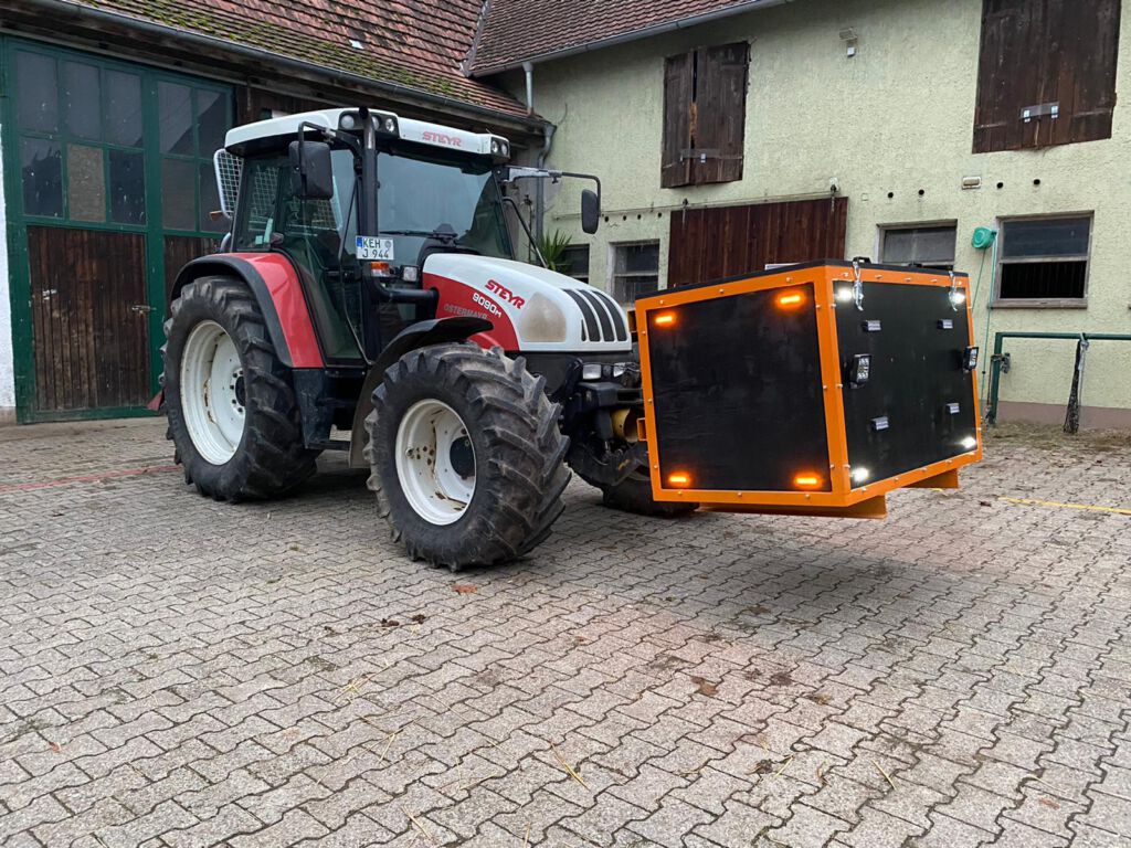 Traktor mit Transportbox fuer Problembaumfällung, Forsttätigkeiten, Baumpflege und weiteren Leistung